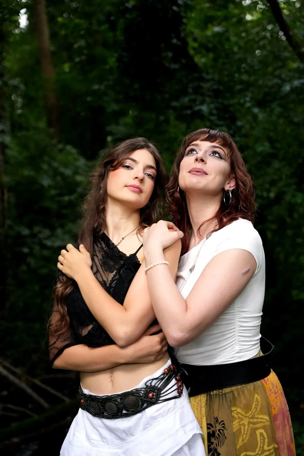 Duo enlacé en sous-bois, maquillages naturels contrastés