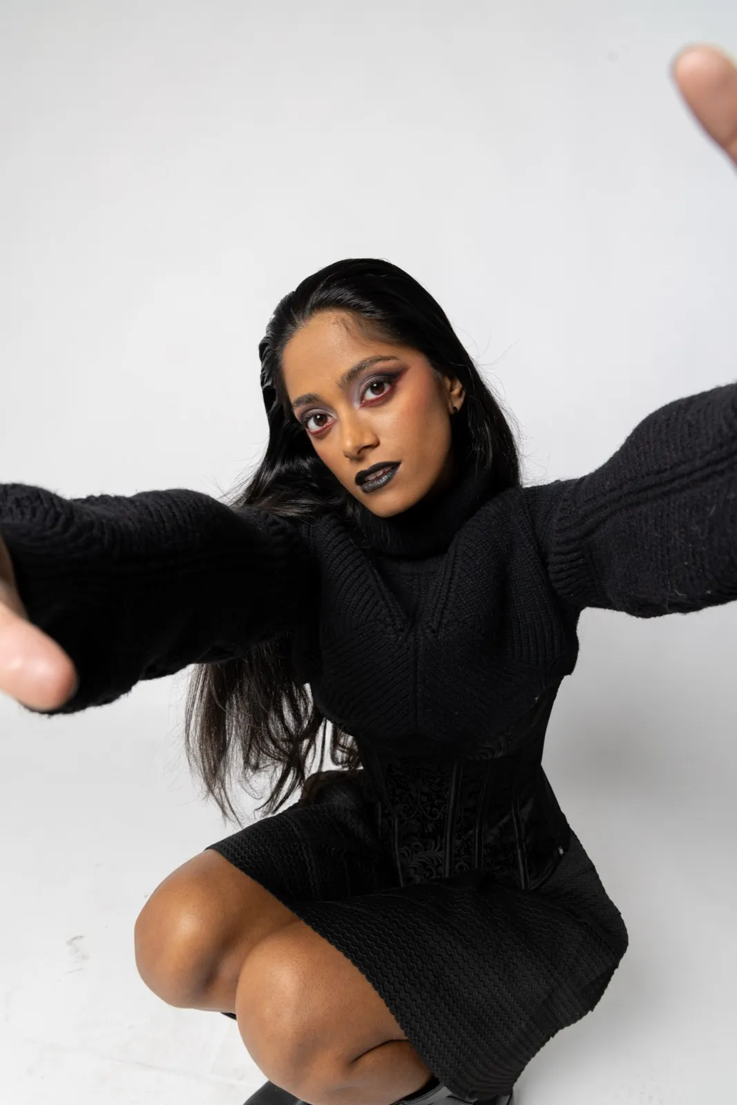 Pose dynamique, maquillage éditorial lèvres noires