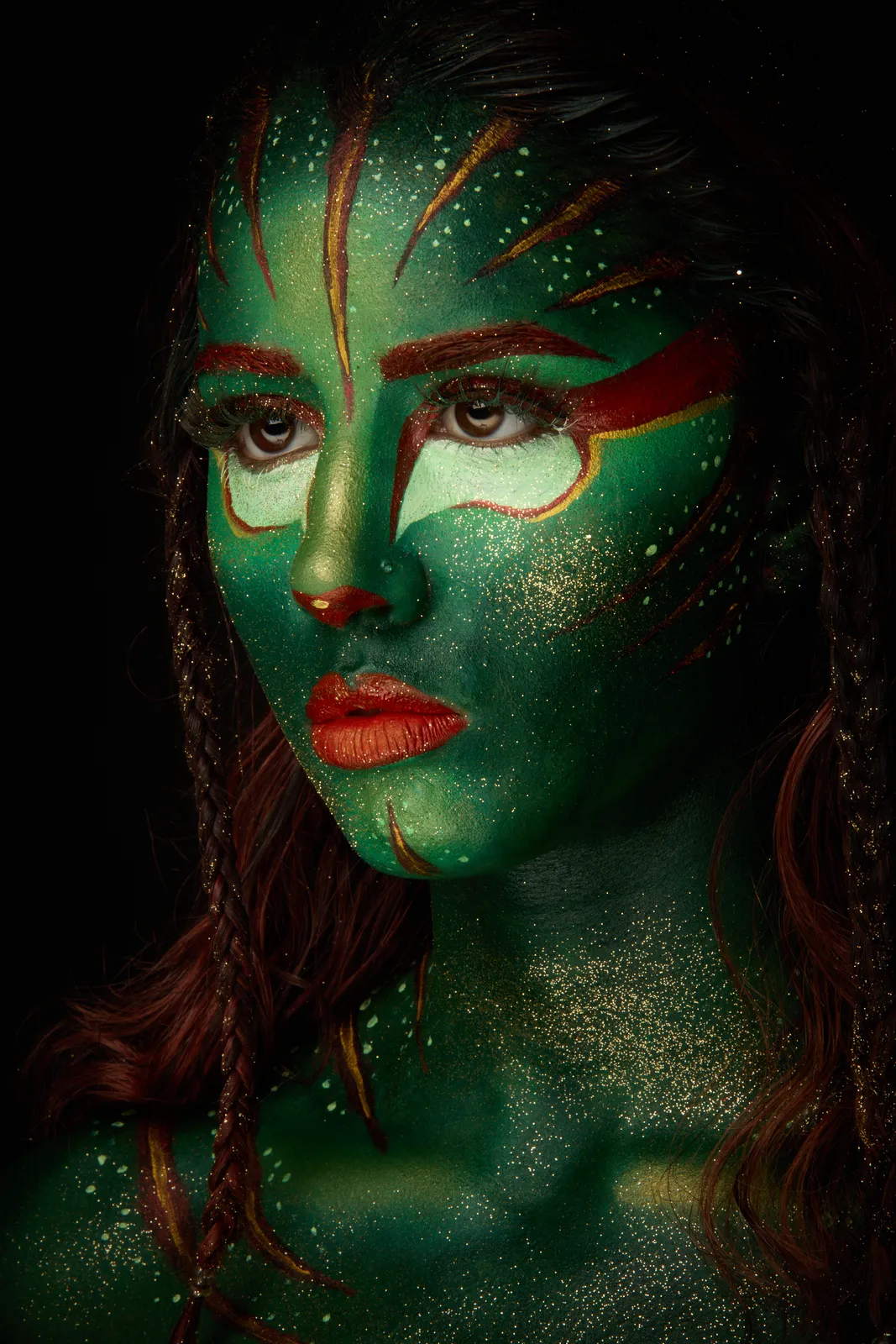 Body paint vert pailleté or, portrait face en gros plan